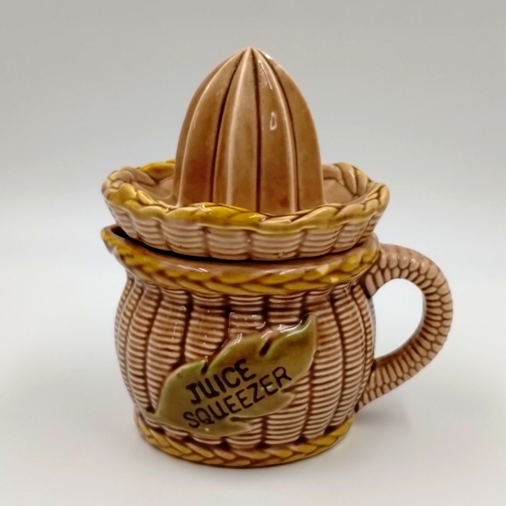 TILSO Juice Squeezer Vintage ceramic basket weave look tan with handle Japan
